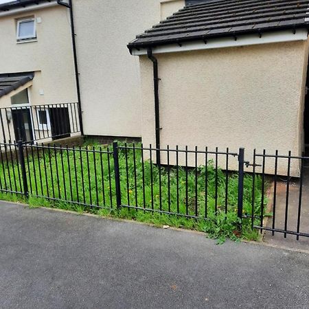 Lovely 2-Bed House In The Heart Of Woodhouse Leeds ลีดส์ ภายนอก รูปภาพ