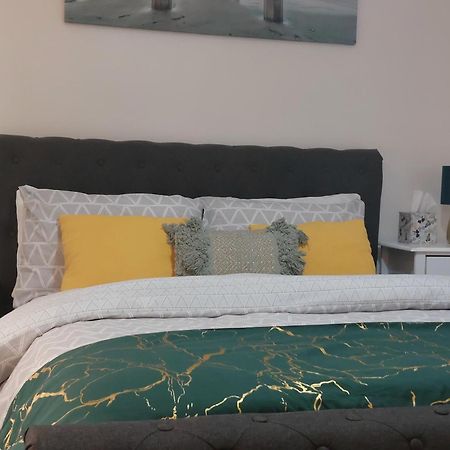 Lovely 2-Bed House In The Heart Of Woodhouse Leeds ลีดส์ ภายนอก รูปภาพ