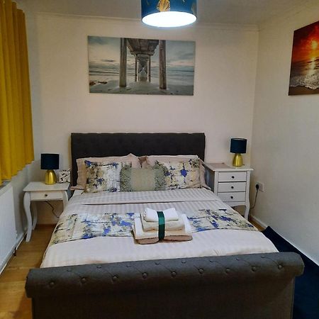 Lovely 2-Bed House In The Heart Of Woodhouse Leeds ลีดส์ ภายนอก รูปภาพ