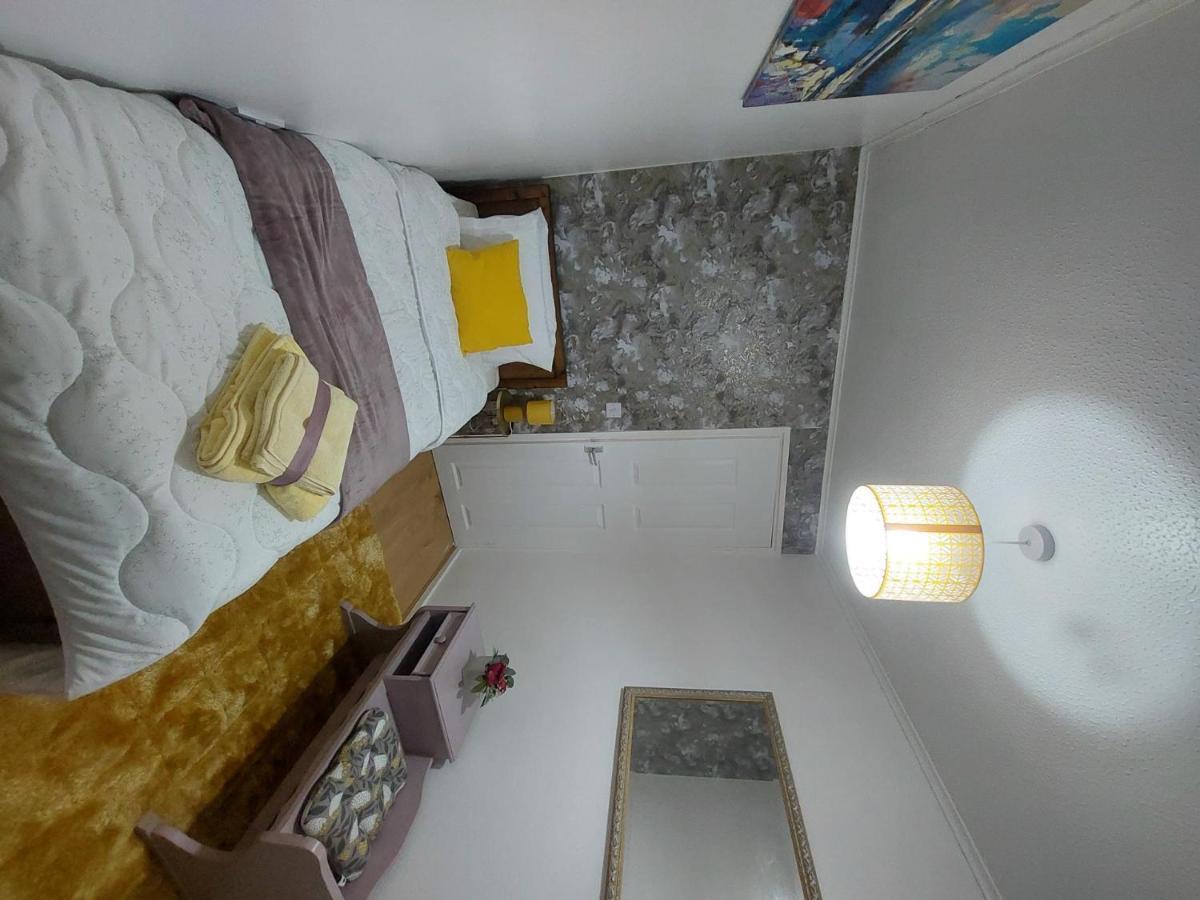 Lovely 2-Bed House In The Heart Of Woodhouse Leeds ลีดส์ ภายนอก รูปภาพ