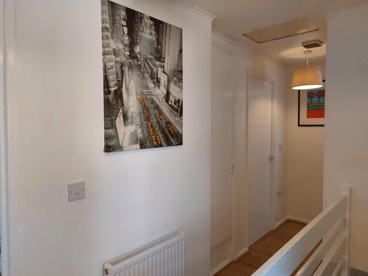 Lovely 2-Bed House In The Heart Of Woodhouse Leeds ลีดส์ ภายนอก รูปภาพ
