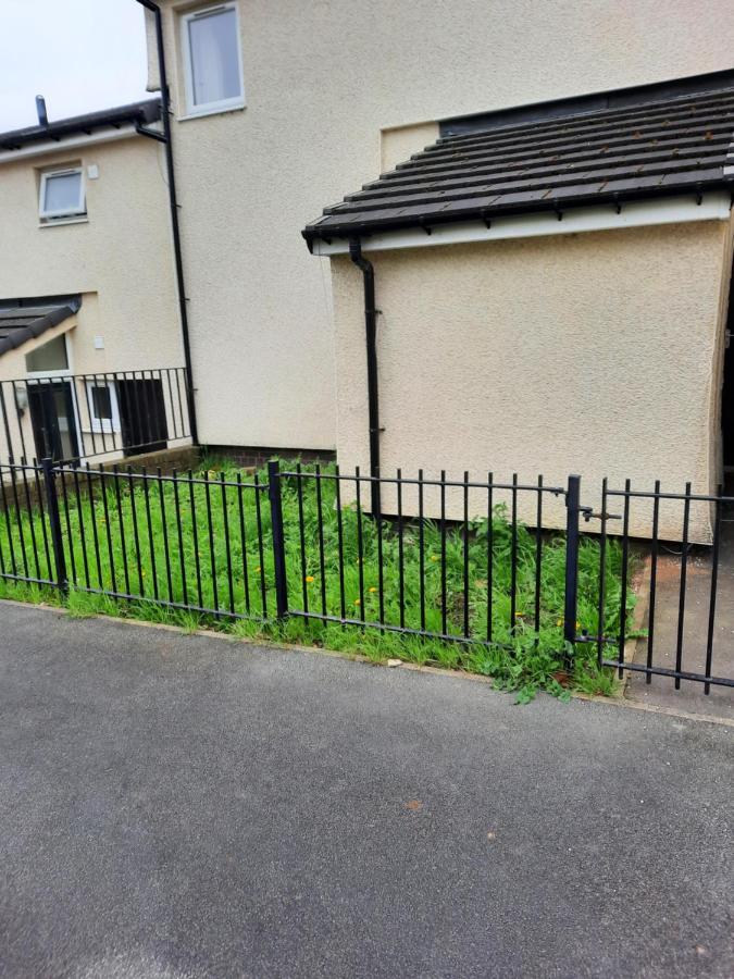 Lovely 2-Bed House In The Heart Of Woodhouse Leeds ลีดส์ ภายนอก รูปภาพ