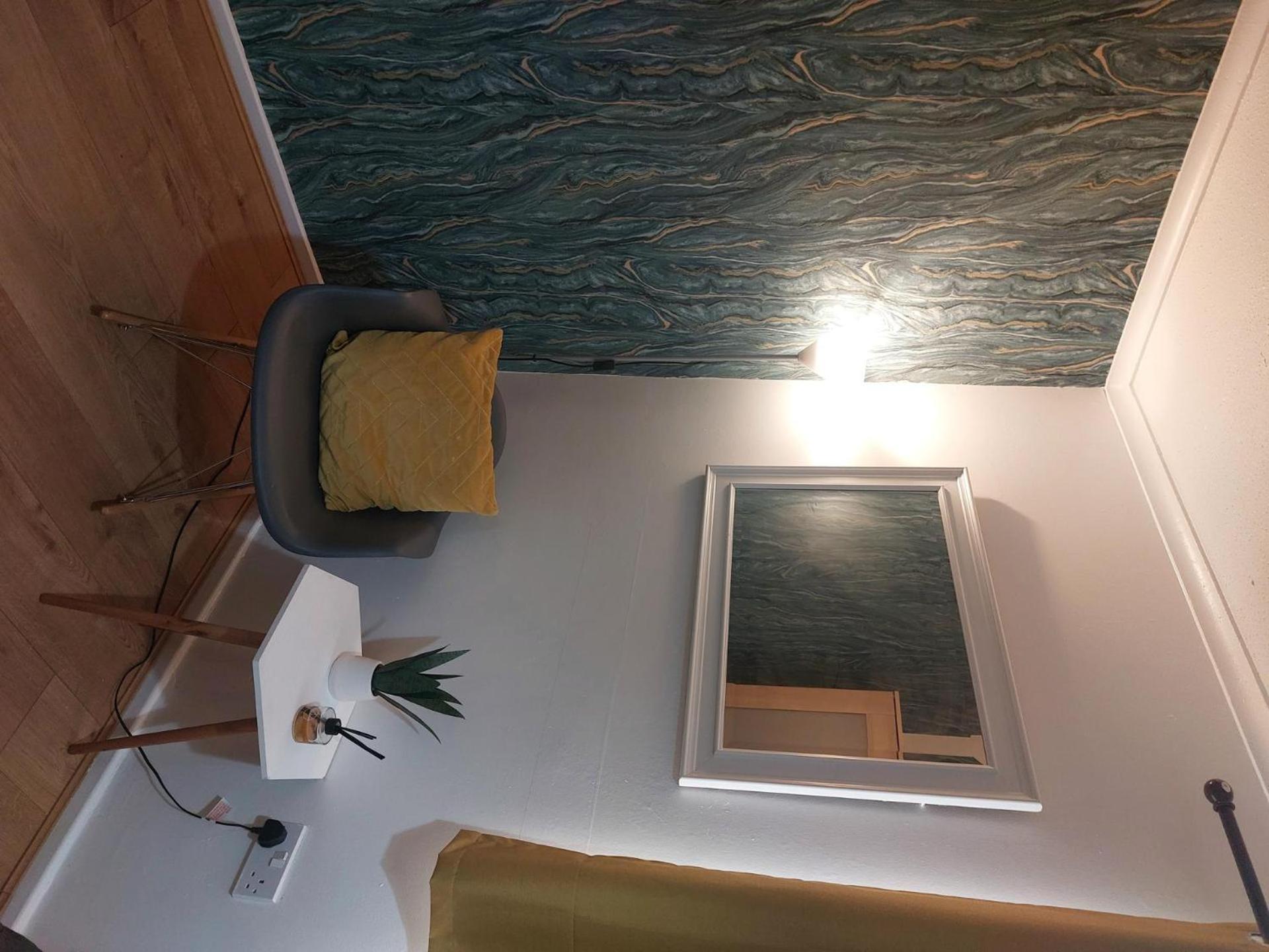 Lovely 2-Bed House In The Heart Of Woodhouse Leeds ลีดส์ ภายนอก รูปภาพ