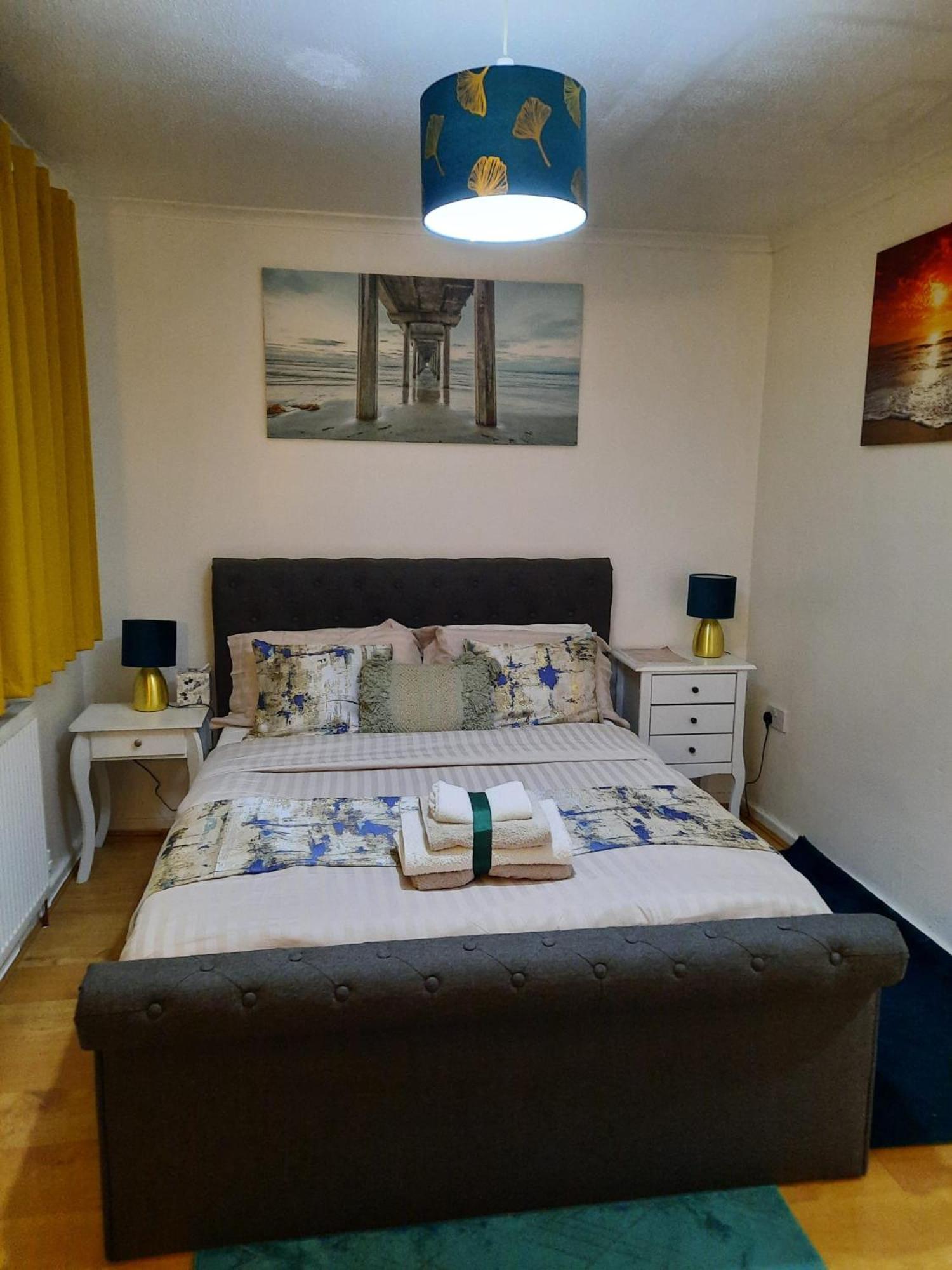 Lovely 2-Bed House In The Heart Of Woodhouse Leeds ลีดส์ ภายนอก รูปภาพ