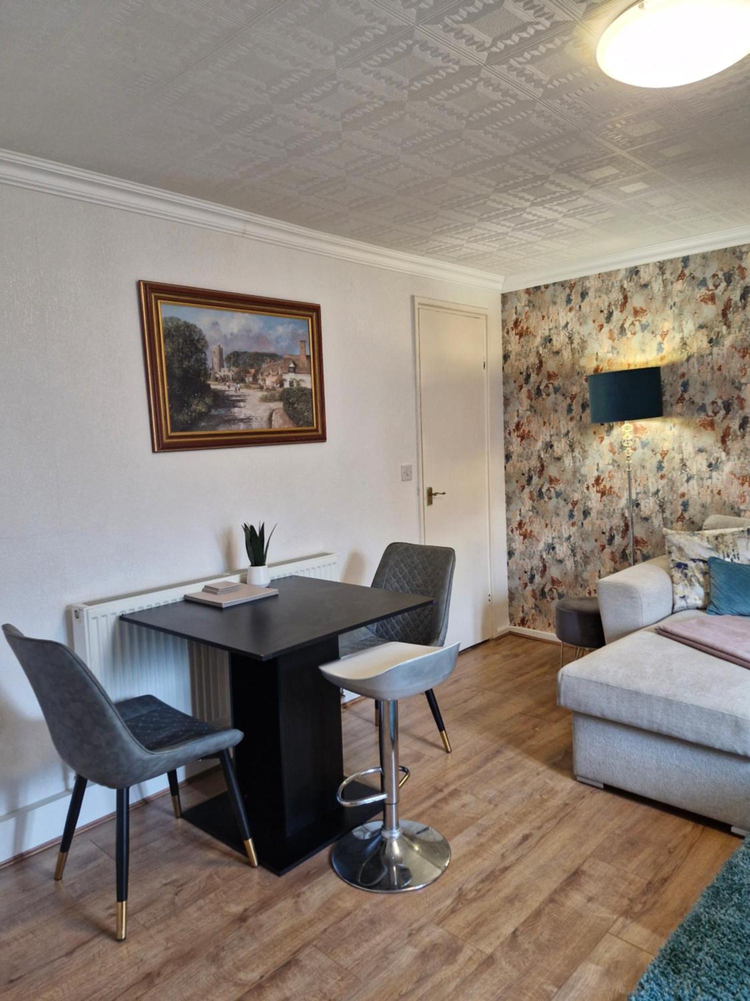Lovely 2-Bed House In The Heart Of Woodhouse Leeds ลีดส์ ภายนอก รูปภาพ