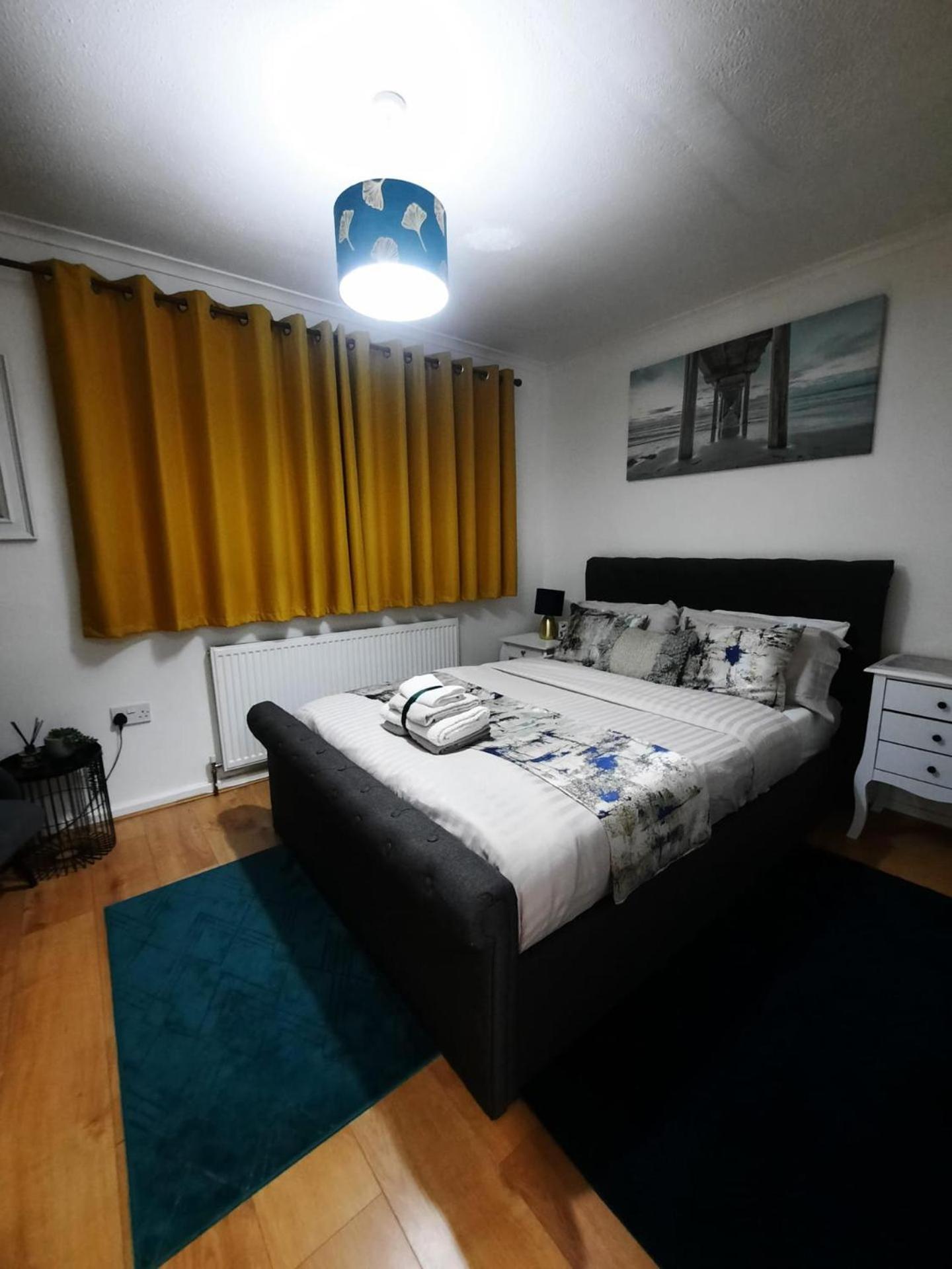 Lovely 2-Bed House In The Heart Of Woodhouse Leeds ลีดส์ ภายนอก รูปภาพ
