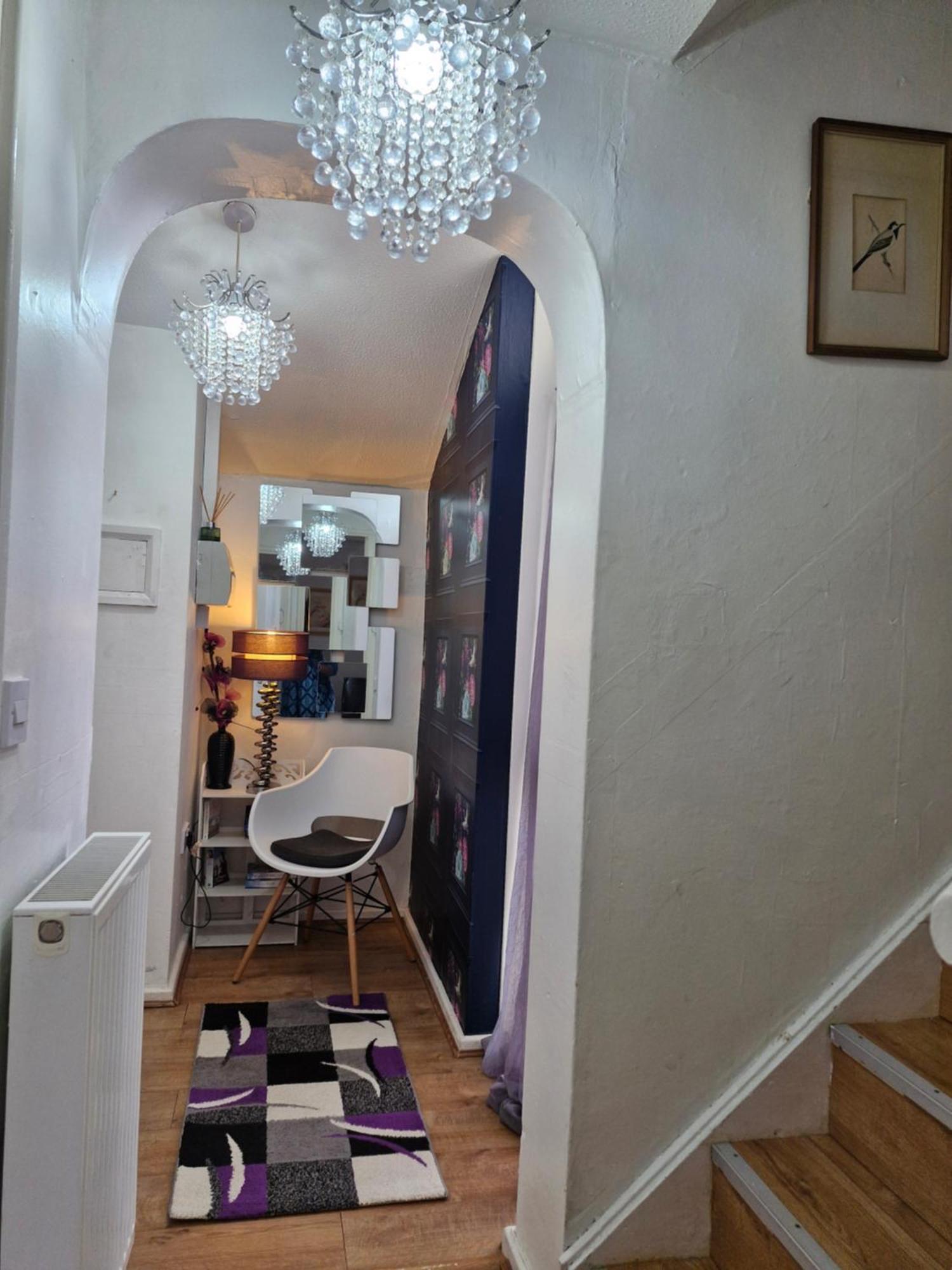 Lovely 2-Bed House In The Heart Of Woodhouse Leeds ลีดส์ ภายนอก รูปภาพ