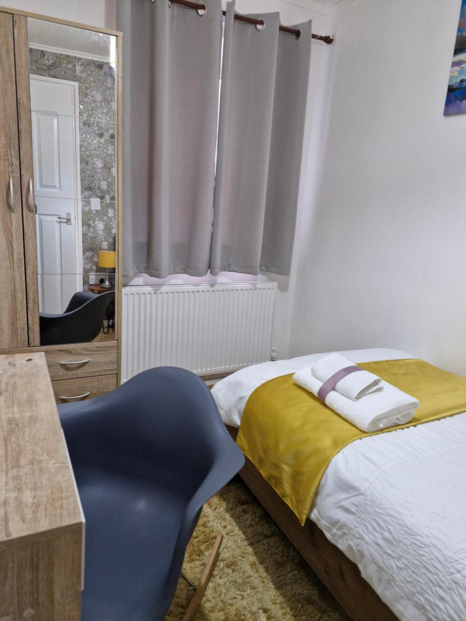 Lovely 2-Bed House In The Heart Of Woodhouse Leeds ลีดส์ ภายนอก รูปภาพ
